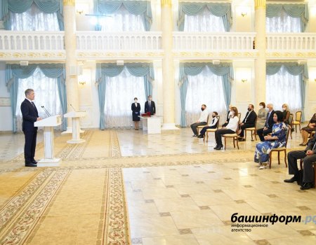 Глава Башкортостана вручил в день рождения Мустая Карима государственные награды