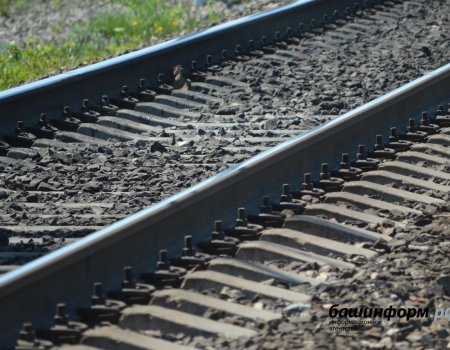 Укутал малыша в куртку: очевидец смертельного ЧП на железной дороге рассказал подробности