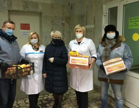 Волонтеры акции #МыВместе привезли врачам уфимской больницы № 5 яблоки, мед и сладости
