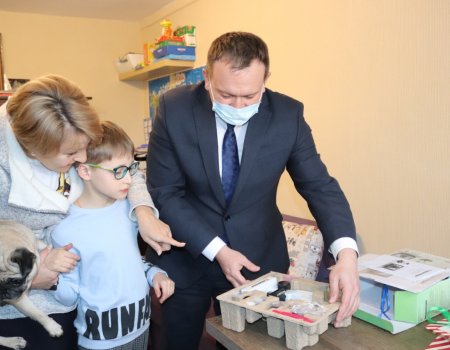 В Башкортостане девятилетнему Мише Манулину вручили подарок от главы республики