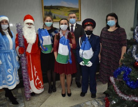 В районах и городах Башкортостана вручили новогодние подарки детям от имени Радия Хабирова