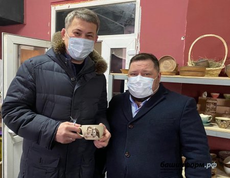 Глава Башкортостана в Бирске посетил предприятие по производству керамических изделий из глины