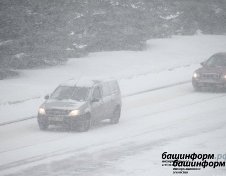 Из-за снегопада временно ограничили въезд в Уфу для грузового транспорта