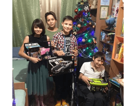В новогодние праздники члены Общественной палаты РБ дарят подарки пожилым и детям