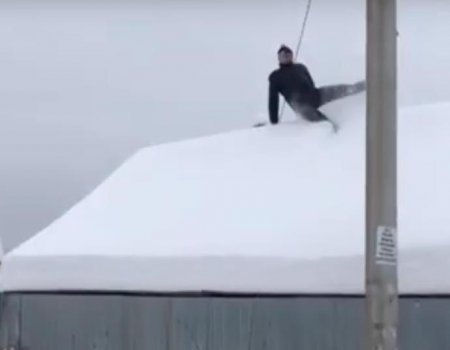 Так делать не надо! Житель Башкортостана показал необычный способ очистки крыши от снега