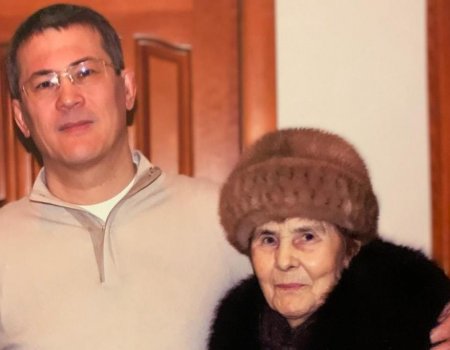 Глава Башкортостана в Ишимбае навестил могилу матери
