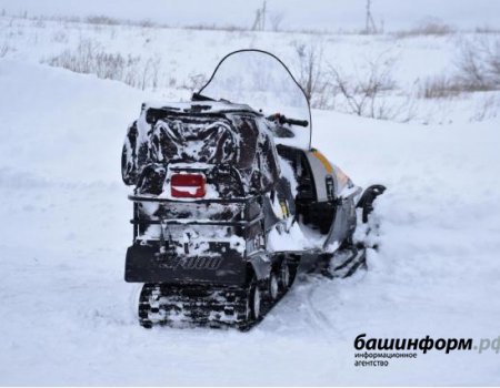 Житель Башкортостана провалился под лед на снегоходе