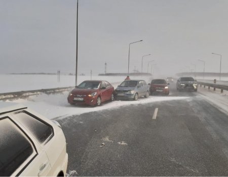 В аварии на трассе Уфа -Оренбург из-за метели и сильного ветра попали 39 машин