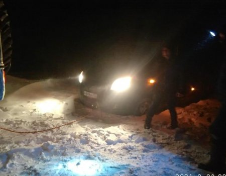 В Башкортостане ночью под снежные заносы на дорогах попали более 30 человек