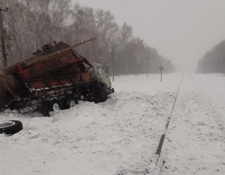 В Башкортостане водитель грузовика врезался в тепловоз