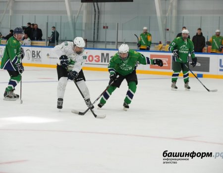 Радий Хабиров лично опробовал лед «Ишимбай Арены» в товарищеском матче по хоккею