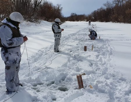 В Башкортостане военнослужащие и сотрудники МЧС взорвали лед на водоемах