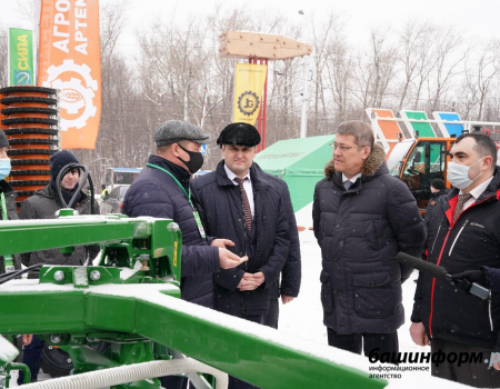 Глава Башкортостана ознакомился с новой сельхозтехникой и пообщался с фермерами на агровыставке