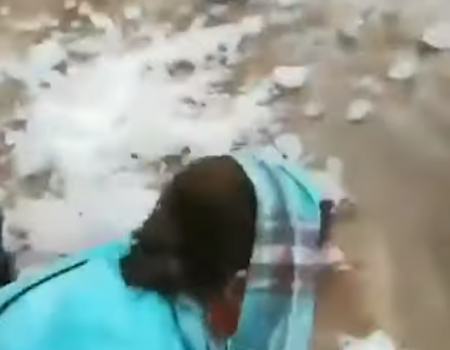 Крупный кусок льда, упав с крыши, травмировал женщину в Уфе (ВИДЕО)