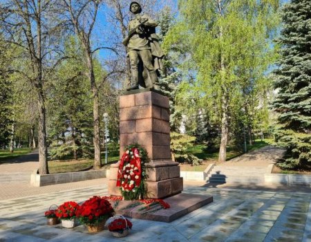 Иностранные дипломаты и почетные консулы возложили цветы к памятнику Александру Матросову