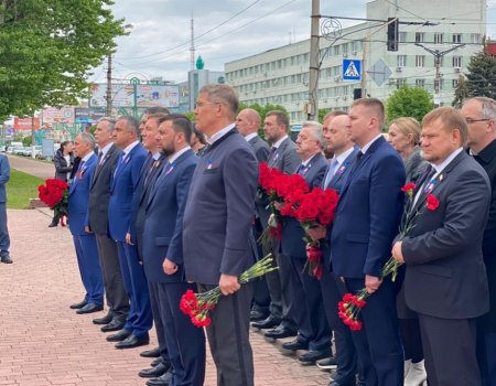 Радий Хабиров возложил цветы к памятнику «Они отстояли Родину» в Луганске