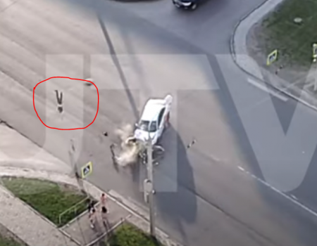 Перевернулся в воздухе: видео момента жесткого ДТП в Уфе с участием мотоциклиста и такси
