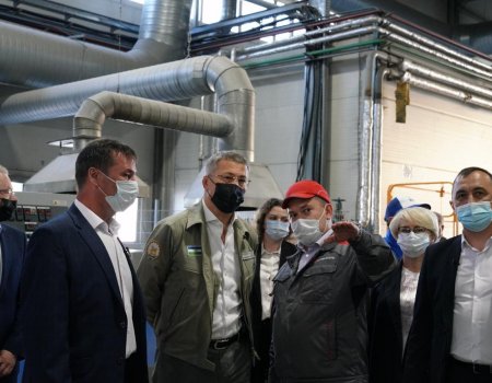 Глава Башкортостана Радий Хабиров посетил учалинский завод «Техноплекс»