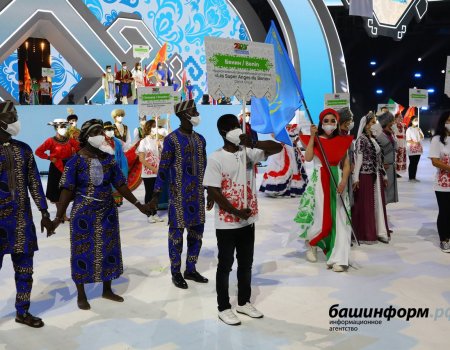 На церемонии открытия Фольклориады парадом прошли представители 36 стран мира