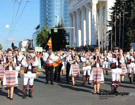 В Уфе прошел костюмированный парад участников VI Всемирной фольклориады