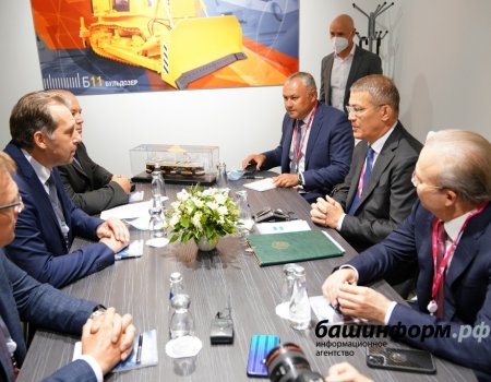 Радий Хабиров на выставке «Иннопром-2021» встретился с директором «Уралвагонзавода»