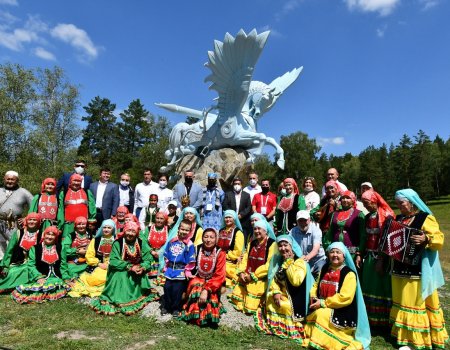В Башкортостане в рамках Фольклориады открыли памятник мифическому крылатому коню Акбузату