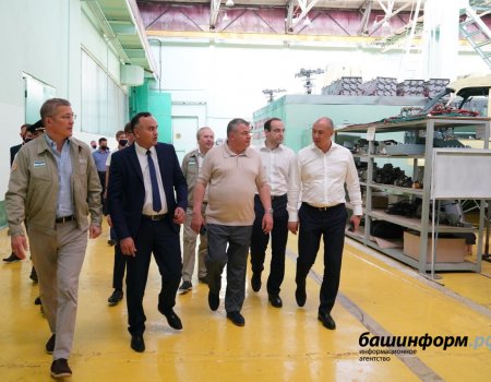 Радий Хабиров и Анатолий Сердюков посетили Кумертауский вертолетный завод