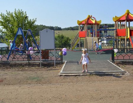 В Бураевском районе построили детскую площадку за 2,57 млн рублей
