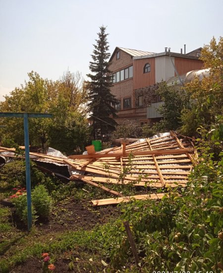 В Башкортостане ураганный ветер повредил крыши жилых домов и школы