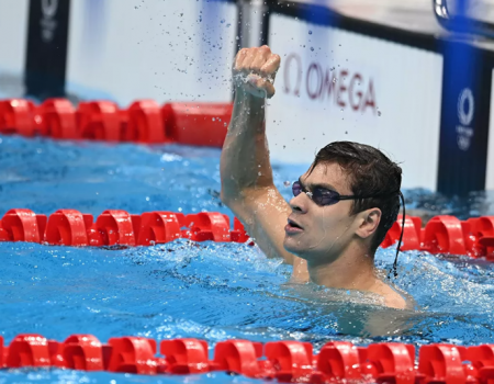 Россиянин на Олимпиаде в Токио выиграл первую за 25 лет золотую медаль в плавании