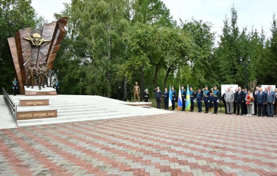 В уфимском Парке Победы открыт памятник «Союз поколений десантников»