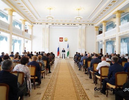 Радий Хабиров вручил государственные награды работникам строительного комплекса Башкортостана