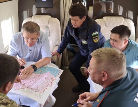 Глава Башкортостана в Хайбуллинском районе на месте оценивает ситуацию с лесными пожарами