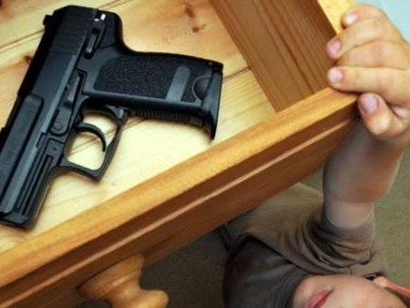 Шестилетний мальчик из Башкортостана случайно выстрелил себе в глаз из пистолета