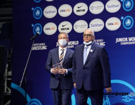Радий Хабиров получил почётный знак президента Объединённого мира борьбы