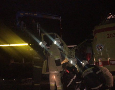 В Уфимском районе машина скорой помощи въехала в грузовик: водитель и фельдшер погибли