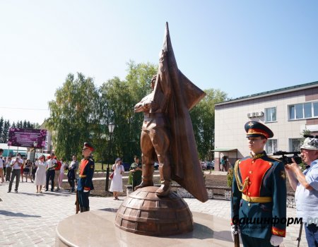 В райцентре Мишкинского района открыли памятник славному сыну Башкортостана Гази Загитову