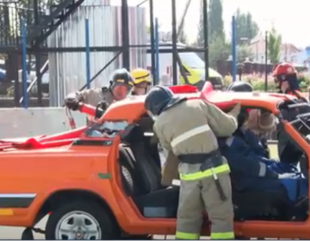 Спасти жизнь человека и сохранить свою: на WorldSkills в Уфе участники разрезали авто