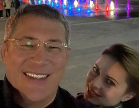 Радий Хабиров опубликовал в соцсетях фото с супругой на фоне нового фонтана в Уфе