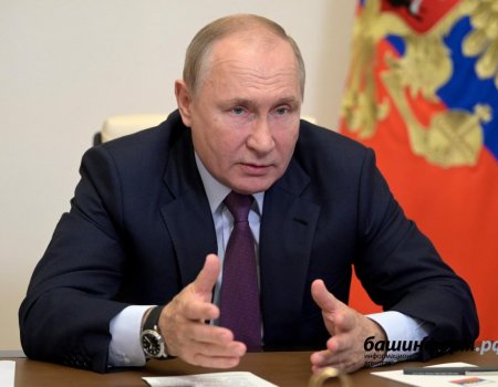 Владимир Путин поручил сократить число проверочных в школах