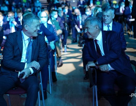 Президент Татарстана посетил стенд Башкортостана на Питерском международном газовом форуме