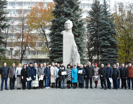 В Уфе журналисты возложили цветы к памятнику Шагита Худайбердина