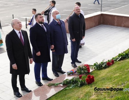Глава ДНР Денис Пушилин возложил цветы к памятникам Салавату Юлаеву и Шайхзаде Бабичу