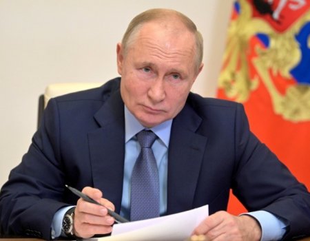 Владимир Путин призвал россиян активнее прививаться и защитить себя и близких от ковида