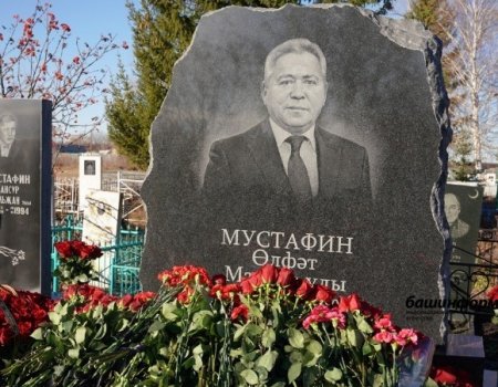 В Башкортостане открыли памятник мэру Уфы Ульфату Мустафину