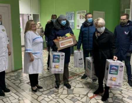Участники #МыВместе в Башкортостане доставили в больницу № 5 Уфы термопоты, маски и сладости