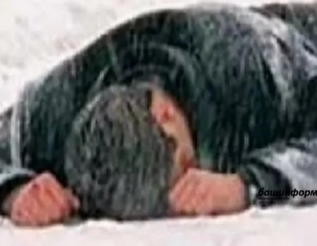 В Зианчуринском районе Башкортостана тело мужчины нашли на кладбище между могилами дочери и жены