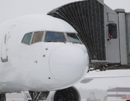 Самолету рейса Уфа - Москва пришлось экстренно приземлиться в Казани