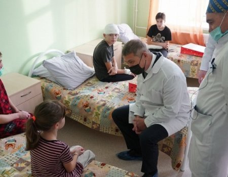 Радий Хабиров навестил маленьких пациентов РДКБ