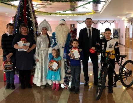 Новогодний подарок от Радия Хабирова доставлен и вручен 11-летнему чишминцу Евгению Буданову